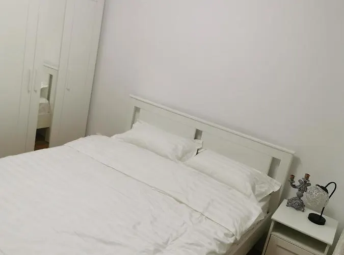 Flora Parliament شقة